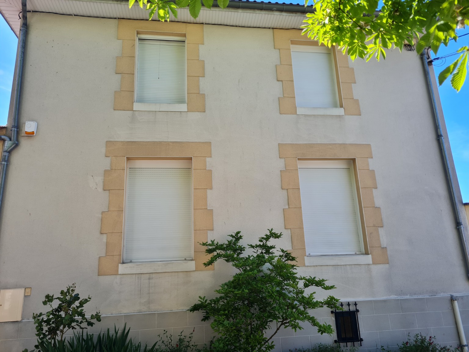 Façade avant nettoyage à Fagnières en 2026